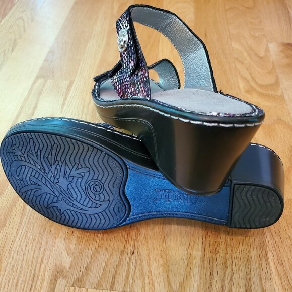 Like New Alegria Loti Funtastic Snake Purple Shimmer Sandals Wedge Leather 38/8 - Picture 7 of 7
